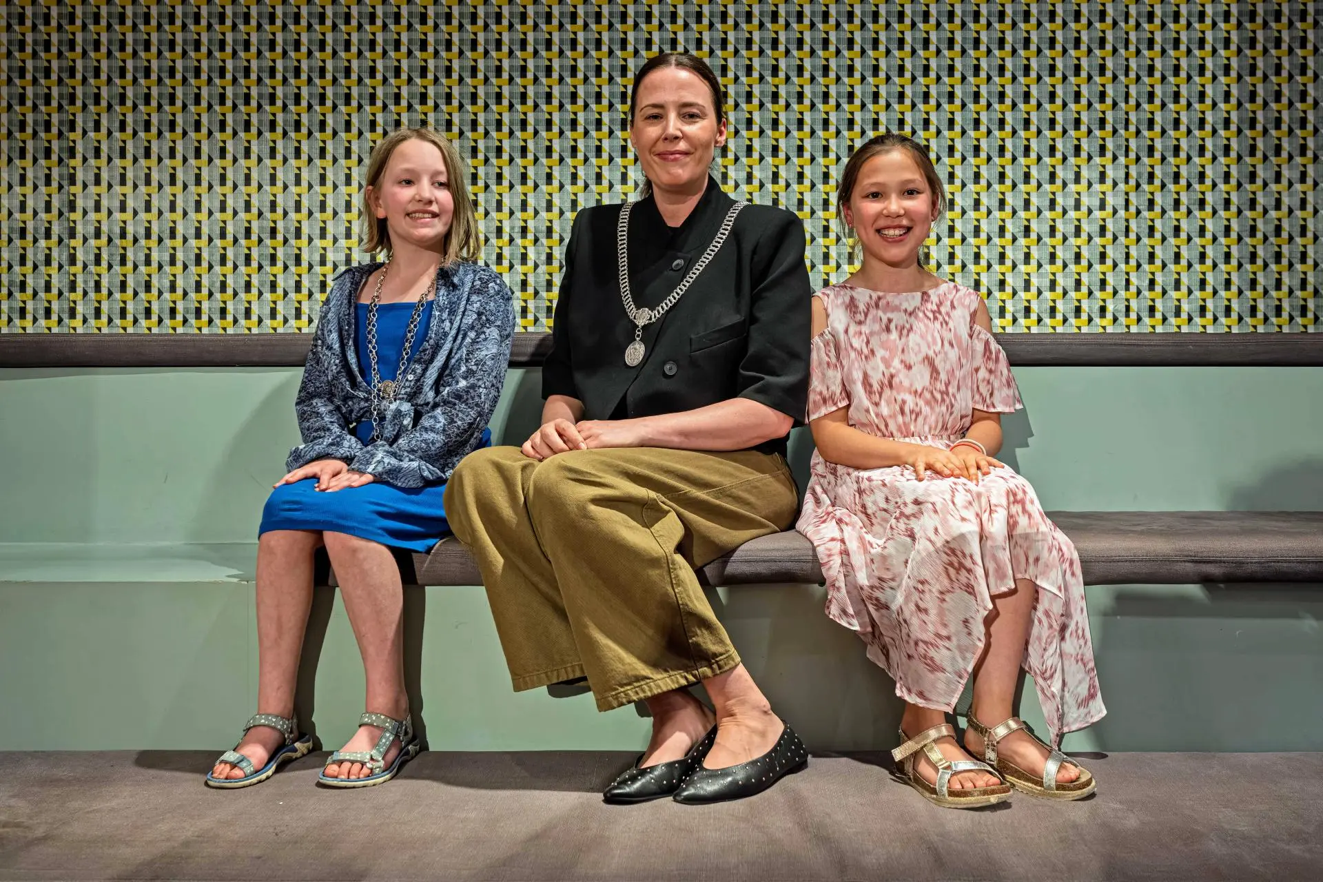 Kinderburgemeester Lotta, wethouder Mirjam Wijnja en loco-kinderburgemeester Amira. Foto | Gemeente Groningen