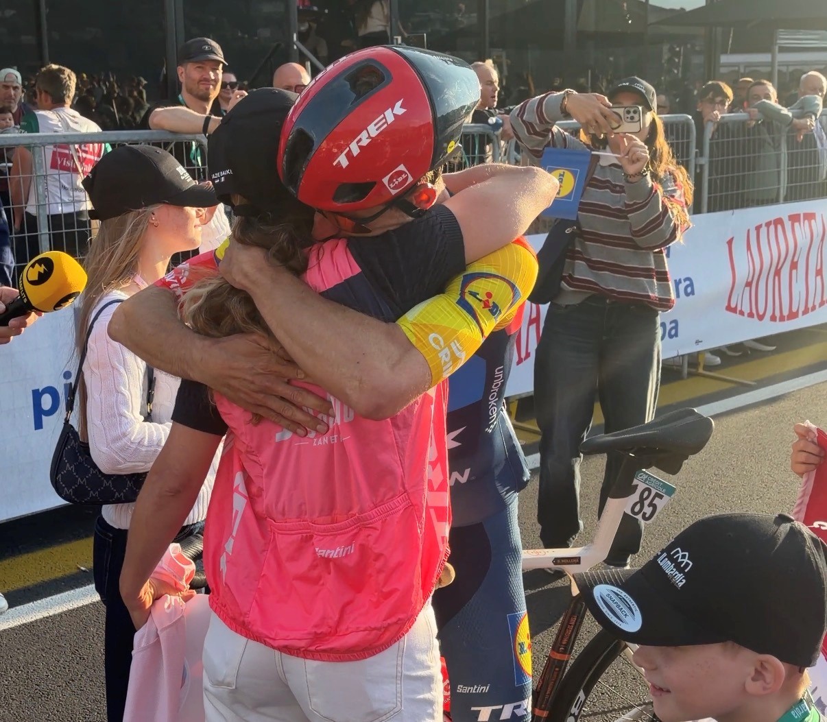 Bauke Mollema valt zijn vrouw Jane in de armen